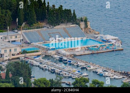 Split, Kroatien - 9. August 2018: Menschen schwimmen und spielen Wasserball im Jadran Schwimmbad, neben der Adriaküste in Split. Stockfoto