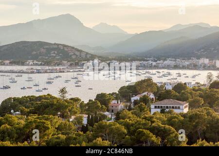 Blick über Port de Pollença bei Sonnenuntergang vom Kap Formentor, Mallorca Stockfoto