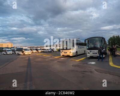 Island, Reykjavik, 5. August 2019: Geparkte Busse von Reykjavik Ausflüge und Autos am BSI Bus Terminal im Sommer Sonnenuntergang Abend. BSI ist die Stockfoto