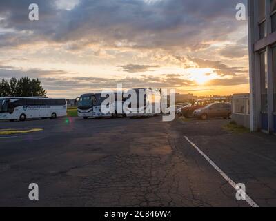 Island, Reykjavik, 5. August 2019: Geparkte Busse von Reykjavik Ausflüge und Autos am BSI Bus Terminal im Sommer Sonnenuntergang Abend. BSI ist die Stockfoto