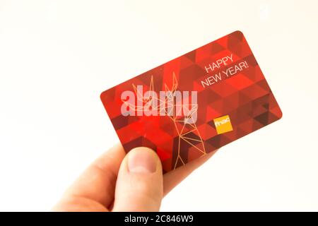 ANTWERPEN, BELGIEN - Nov 11, 2019: Illustrative Editorial: Hand Holding Retail-Kette Fnac Geschenkkarte zeigt ein glückliches neues Jahr. Stockfoto