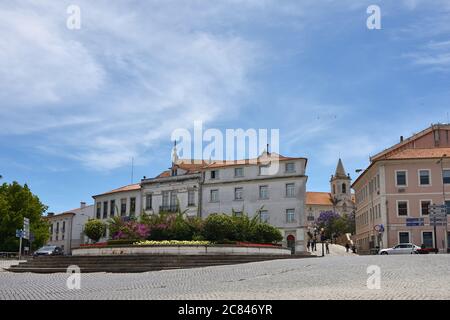 AVEIRO, PORTUGAL - 10. JUNI 2017: Zentraler Platz im historischen Teil der Stadt Aveiro, bekannt als Venedig von Portugal. Stockfoto