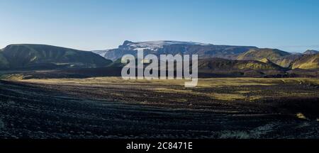 Panorama-Sonnenaufgang Blick auf Myrdalsjokull Gletscher. Vom Botnar Campingplatz bei Island auf Laugavegur Wanderweg, grünes Tal in vulkanischer Landschaft mit Stockfoto