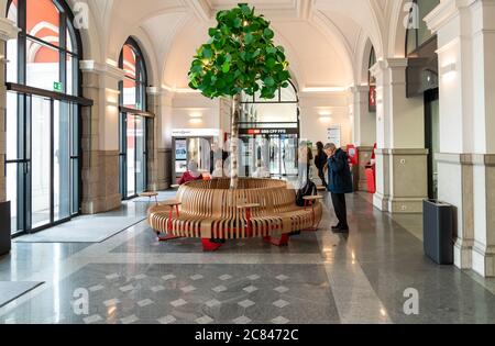 Lugano, Tessin, Schweiz - 19. Februar 2020: Lugano Bahnhof Warteraum, ist der Hauptbahnhof der Stadt Lugano, in der Schweiz Stockfoto