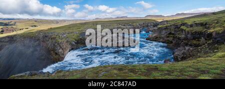 Panorama schöne üppig grüne Landschaft des Skoga Flusstal Kaskaden in der Nähe Skogafoss Wasserfall und Skogar Ende des Fimmvorduhals Wanderweg. Süden Stockfoto