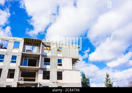 POSEN, POLEN - 17. März 2019: Nahaufnahme eines Wohnhauses im Bau Stockfoto