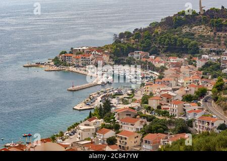 Ein Panoramablick auf die Stadt Podgora, an der Adriaküste in Kroatien. Stockfoto
