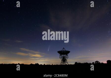 Komet Neowise über das One Mile Array Radio Telescope am Mullard Radio Astronomy Observatory in Barton bei Cambridge UK Stockfoto