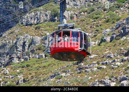 Eine der Tafelberg-Seilbahnen auf dem Weg hinauf zum Tafelberg. Stockfoto