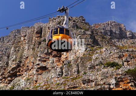 Eine der Tafelberg-Seilbahnen auf dem Weg zur oberen Seilbahnstation am Tafelberg in Kapstadt. Stockfoto