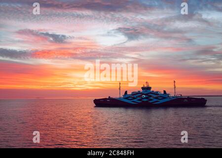 Ostsee, Hiiumaa/ Estland-19JUL2020: Fährschiff Tiiu zwischen Hiiumaa (Hafen Heltermaa) und dem estnischen Festland (Rohuküla, Rohukula) auf See. Stockfoto