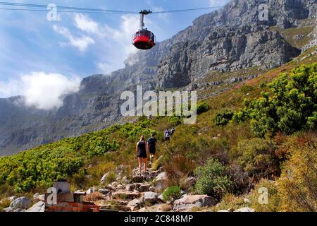 Eine der beiden Seilbahnen, die Besucher auf den Tafelberg in Kapstadt bringen. Diese Drehwagen bieten Platz für 70 Personen in Komfort. Stockfoto