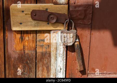 Vintage mechanische Kombination Schloss hängt an der Tür. Die Tür des Hauses ist verschlossen. Stockfoto