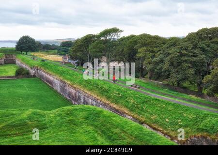 Blick auf die Stadtmauer, eine Verteidigungsmauer, die die alte Garnisonsstadt Berwick-upon-Tweed umgibt Stockfoto