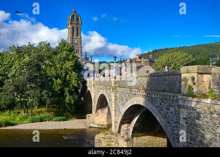 Tweed Brücke über den Fluss Tweed bei Peebles mit der Uhrturm der Alten Pfarrkirche im Hintergrund Stockfoto