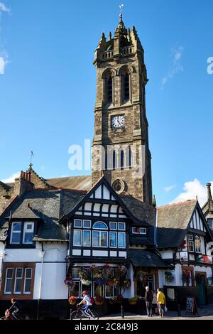 Das Bridge Inn Pub und Uhrturm der Peebles Alte Pfarrkirche Stockfoto