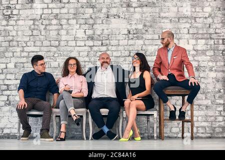 Erfolgreicher Teamleiter Manager, CEO, Marktführer und weitere geschäftsführende Konzepte. Sich von der Masse abheben. Stockfoto