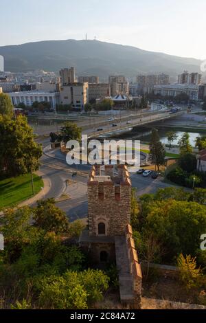 Blick von der Kale Festung auf den Vardar Fluss und die Stadt Skopje, Nord Mazedonien. Stockfoto