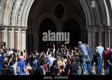 London, Großbritannien. 21. Juli 2020. Johnny Depp, Hollywood-Schauspieler, kommt am High Court an, um an seinem Verleumdungsfall teilzunehmen. Depp verklagt den Zeitungsverleger der Zeitung Sun News Group Newspaper sowie den Chefredakteur Dan Wootton, weil er ihn ‘als „Frau-Schläger“ 2018 bezeichnete. Herr Depp auch, dass Behauptungen über Gewalt gegen Heard unwahr sind. Der Fall geht weiter. Kredit: Stephen Chung / Alamy Live Nachrichten Stockfoto