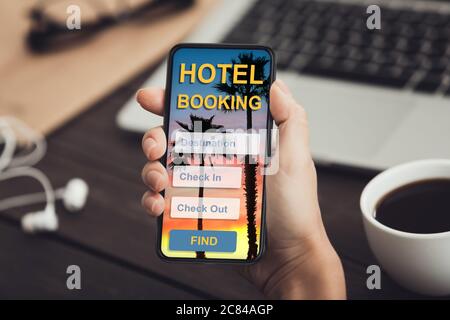 Weibliche Hand hält Handy mit Buchung Anwendung Stockfoto