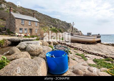 Ferienhaus am Meer und Fischerboot, Penberth Cove, Penwith Peninsula, Cornwall, Großbritannien Stockfoto