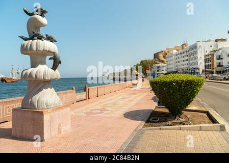 Mutrah, Oman - 10. Februar 2020: Golf von Oman Promenade im Zentrum von Mutrah, Provinz Maskat, Sultanat Oman, Naher Osten Stockfoto