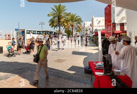 Mutrah, Oman - 10. Februar 2020: Touristen besuchen Zentrum von Mutrah in der Provinz Maskat, Sultanat Oman, Naher Osten Stockfoto