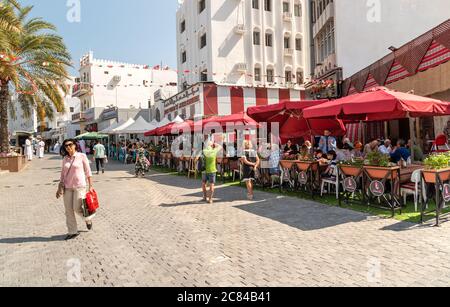 Mutrah, Oman - 10. Februar 2020: Menschen genießen eine Outdoor-Bars und Restaurants im Zentrum von Mutrah an einem heißen Tag, Provinz Muscat, Sultanat o Stockfoto