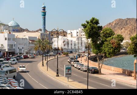 Mutrah, Oman - 10. Februar 2020: Stadtansicht des Zentrums von Mutrah an der Küste des Golfs von Oman in der Provinz Maskat, Sultanat von Oman, Naher Osten Stockfoto