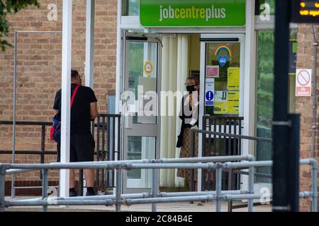 Bild vom 15. Juli 2020 zeigt Menschen außerhalb des Job-Center in Cambridge, es wurde heute bekannt gegeben, die Arbeitslosenquote beträgt 2.6 Millionen Menschen. Die Zahl der Arbeitnehmer, die im Vereinigten Königreich Lohn erhalten, ist zwischen März und Juni um 649,000 gesunken, wie offizielle Zahlen zeigen. Die Zahl der Personen, die arbeitsbezogene Leistungen in Anspruch nehmen - einschließlich der Arbeitslosen - betrug 2.6 Millionen. Die Summe war jedoch nicht so groß wie viele befürchteten, da viele Unternehmen Mitarbeiter in das staatlich unterstützte Furlough-Programm einsetzten. Ökonomen sagen, die volle Wirkung auf die Beschäftigung wird Stockfoto