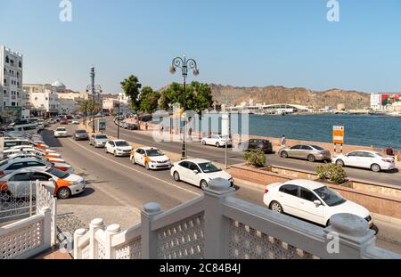 Mutrah, Oman - 10. Februar 2020: Stadtansicht des Zentrums von Mutrah an der Küste des Golfs von Oman in der Provinz Maskat, Sultanat von Oman, Naher Osten Stockfoto