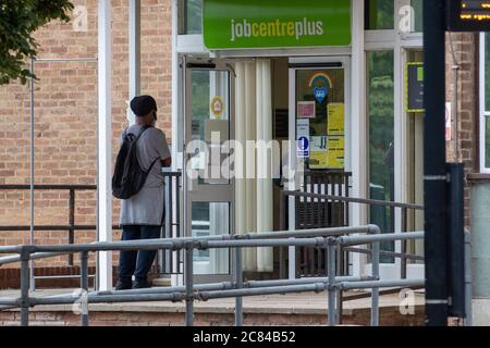 Bild vom 15. Juli 2020 zeigt Menschen außerhalb des Job-Center in Cambridge, es wurde heute bekannt gegeben, die Arbeitslosenquote beträgt 2.6 Millionen Menschen. Die Zahl der Arbeitnehmer, die im Vereinigten Königreich Lohn erhalten, ist zwischen März und Juni um 649,000 gesunken, wie offizielle Zahlen zeigen. Die Zahl der Personen, die arbeitsbezogene Leistungen in Anspruch nehmen - einschließlich der Arbeitslosen - betrug 2.6 Millionen. Die Summe war jedoch nicht so groß wie viele befürchteten, da viele Unternehmen Mitarbeiter in das staatlich unterstützte Furlough-Programm einsetzten. Ökonomen sagen, die volle Wirkung auf die Beschäftigung wird Stockfoto