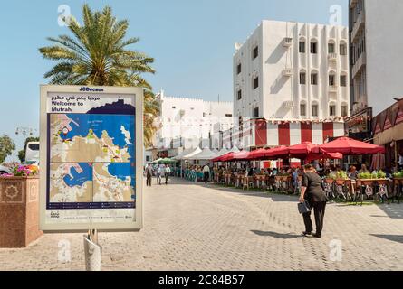 Mutrah, Oman - 10. Februar 2020: Menschen genießen eine Outdoor-Bars und Restaurants im Zentrum von Mutrah an einem heißen Tag, Provinz Muscat, Sultanat o Stockfoto