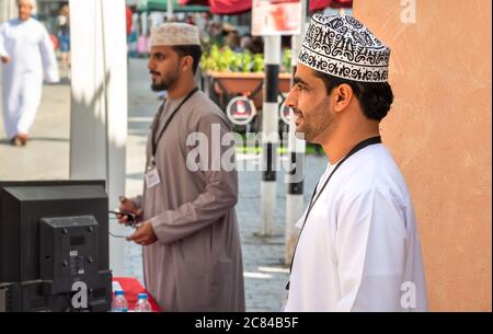 Mutrah, Oman - 10. Februar 2020: Profil des jungen omanischen Mannes in traditioneller omanischer Kleidung in der Straße in Mutrah, Sultanat Oman, Naher Osten Stockfoto