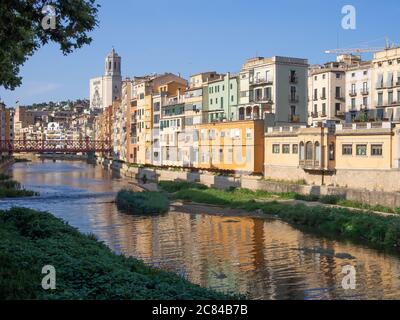 Girona City (Spanien) Blick über den Fluss Onyar Stockfoto