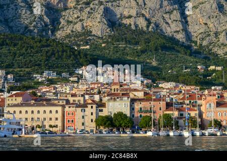 MAKARSKA, KROATIEN - JUNI 17: Panoramablick auf das Stadtzentrum von Makarska vom Meer in Makarska, Kroatien am 17. Juni 2019. Stockfoto