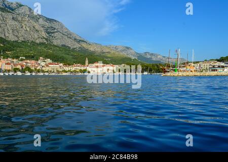 MAKARSKA, KROATIEN - JUNI 17: Panoramablick auf das Stadtzentrum von Makarska vom Meer in Makarska, Kroatien am 17. Juni 2019. Stockfoto
