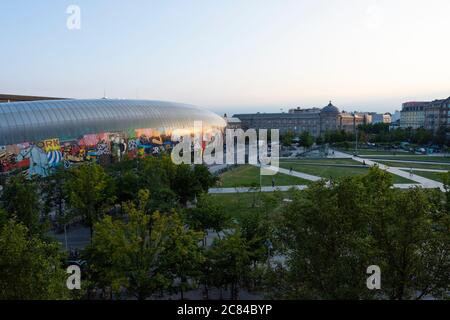 Außenansicht des Straßburger Bahnhofs im Sommer. Moderne Fassade des Gare de Strasbourg. Stockfoto