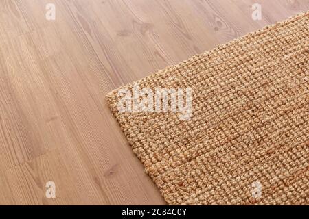 Nahaufnahme Teppich auf Laminatboden im Wohnzimmer, Inneneinrichtung Stockfoto