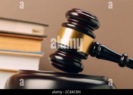 Richter gavel und Gesetze Bücher auf einem Holztisch. Der Begriff des Rechts. Urteil, Gerechtigkeit Stockfoto