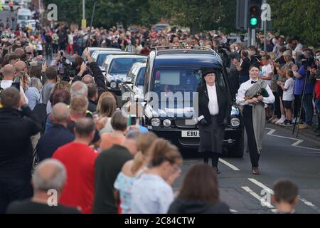 Die Menschen säumen die Straßen, während die Leichenhalle von Jack Charlton vor seinem Trauerdienst im West Road Crematorium in Newcastle durch seine Heimatstadt Ashington in Northumberland geht. Der ehemalige Manager der Republik Irland, der die Weltmeisterschaft gewann und für England spielte, starb am 10. Juli im Alter von 85 Jahren. Stockfoto