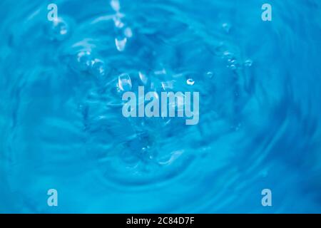 Blauer Glasfarbiger Wassertropfen Spritzer Stockfoto