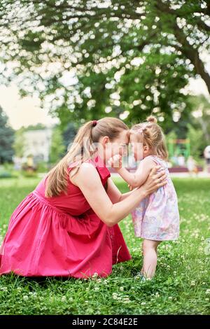 Mutter spielt mit einem kleinen Kind auf der Straße Stockfoto