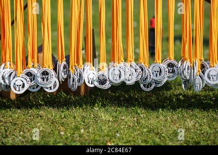 Stadt Plavinas, Lettland. Rennen laufen, waren die Menschen in sportlichen Aktivitäten engagiert. Medaillen.18.07.2020 Stockfoto