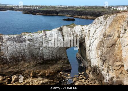 White Arch (Bwa Gwyn in Walisisch) ist ein herrlicher natürlicher Meeresbogen an der Rhoscolyn Küste von Anglesey. Das Gelände ist Teil der biologischen und geologischen SSSI. Stockfoto