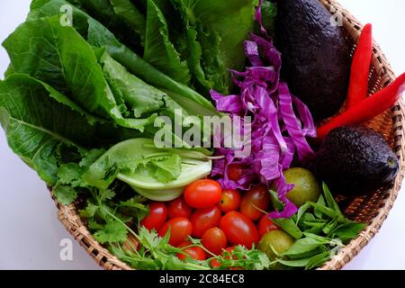 Bunte Rohstoffe für Mischgemüse aus Avocado, Salat, Tomate, Veilchenkohl, hausgemachte Diät-Lebensmittel zur Gewichtsreduktion, Ernährung veganes Gericht Stockfoto