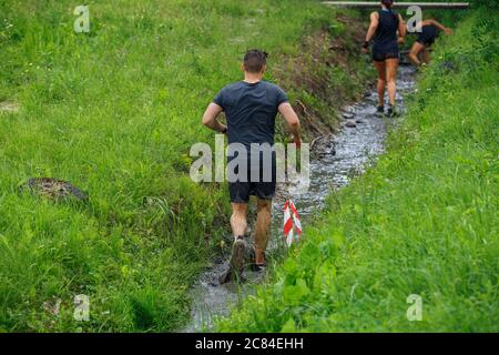 Stadt Plavinas, Lettland. Rennen laufen, waren die Menschen in sportlichen Aktivitäten engagiert. Überwindung verschiedener Hindernisse und Laufen.18.07.2020 Stockfoto