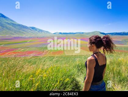 Castelluccio di Norcia, 2020 (Umbrien, Italien) - die berühmte Landschaft blüht mit vielen Farben, im Hochland der Sibillini Berge, Mittelitalien. Stockfoto