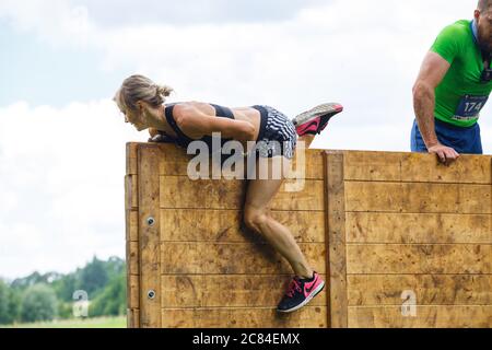 Stadt Plavinas, Lettland. Rennen laufen, waren die Menschen in sportlichen Aktivitäten engagiert. Überwindung verschiedener Hindernisse und Laufen.18.07.2020 Stockfoto