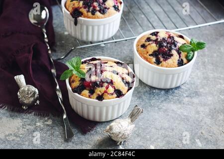 Johannisbeeren Mini-Kuchen in Keramik-Backgeschirr. Stockfoto